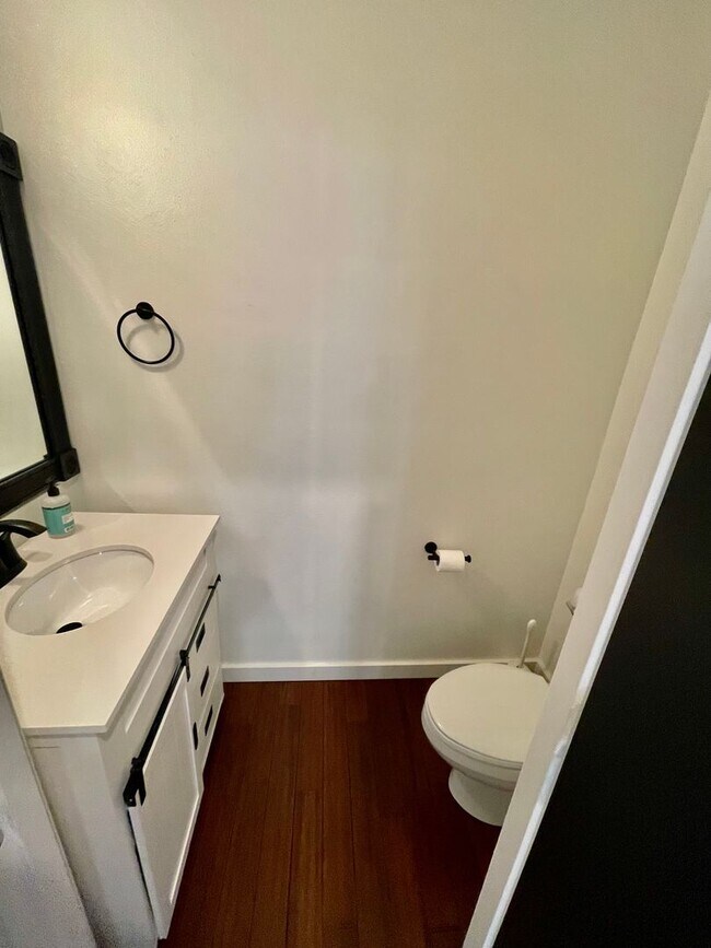 Building Photo - ** HALF MONTH'S FREE RENT **Modern 3bd/2.5...