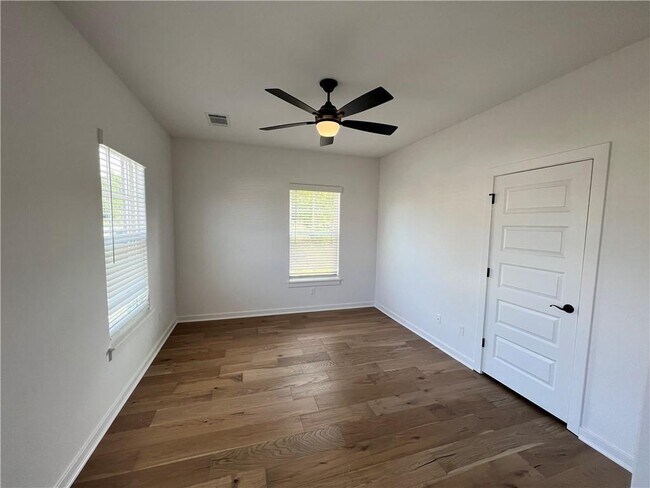 Building Photo - 5460 Hackett St