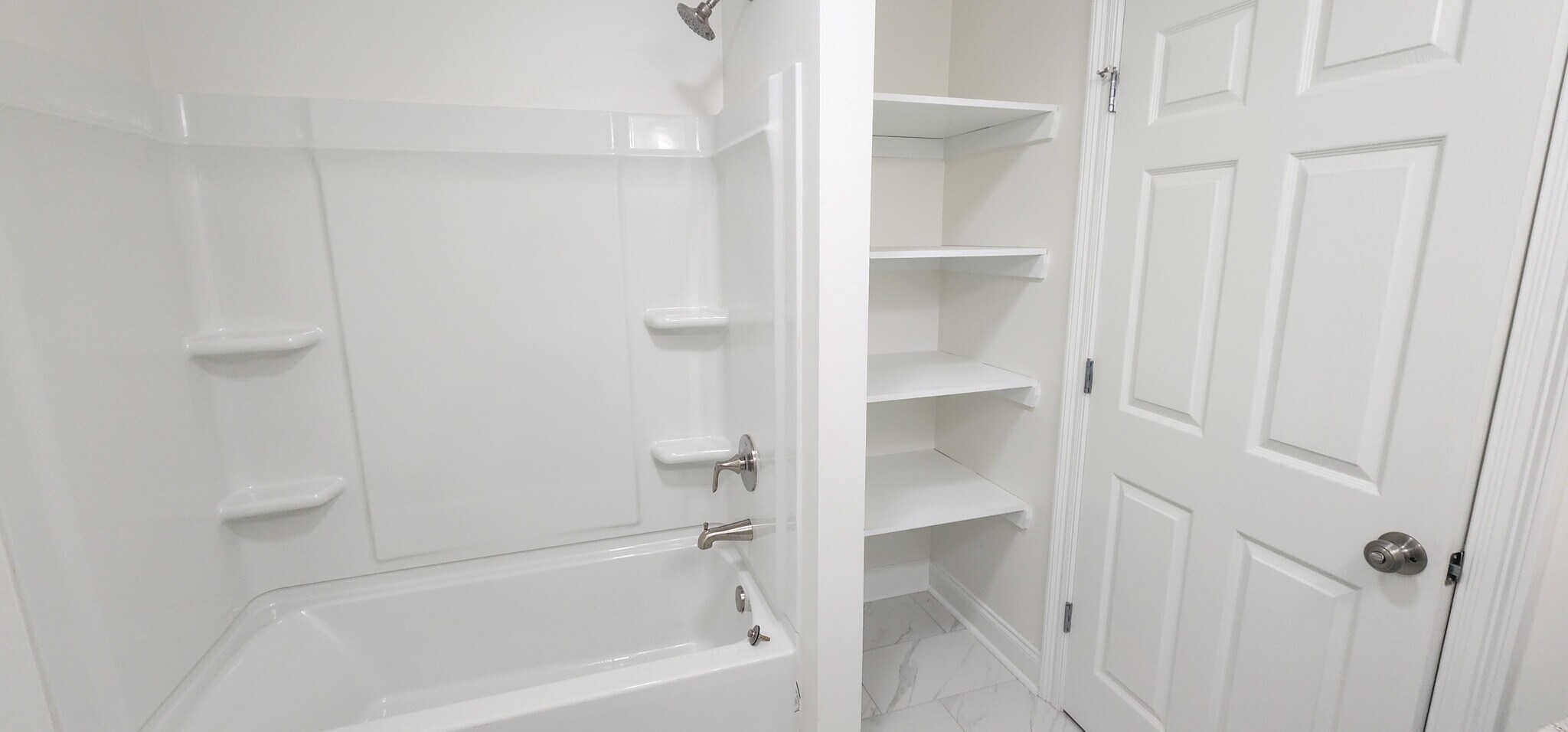 Hall bath - 14820 Blackwater Rd