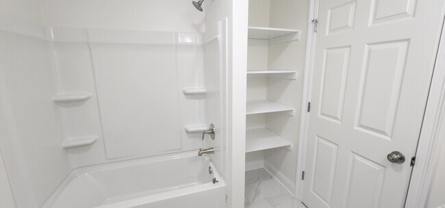 Hall bath - 14820 Blackwater Rd