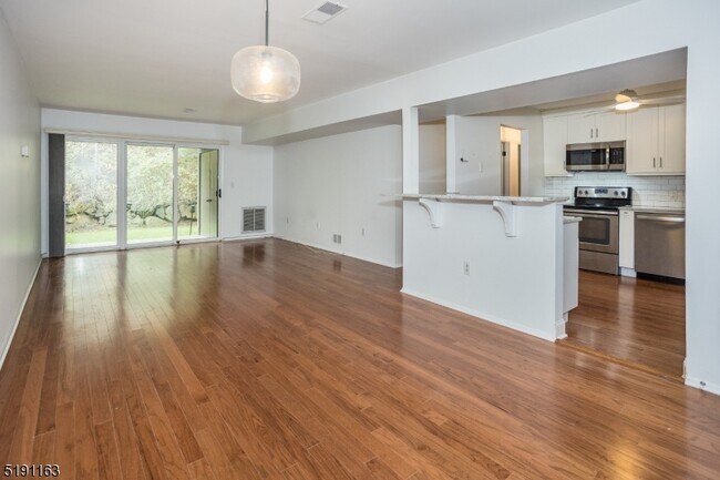 Building Photo - 41 Mt Kemble Ave