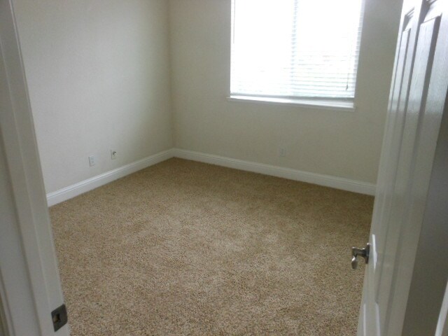 Building Photo - Rose Garden 4 Bed, 3 Bath Discounted at $3...