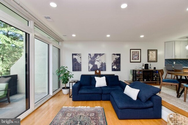 Building Photo - 2204 S Quincy St