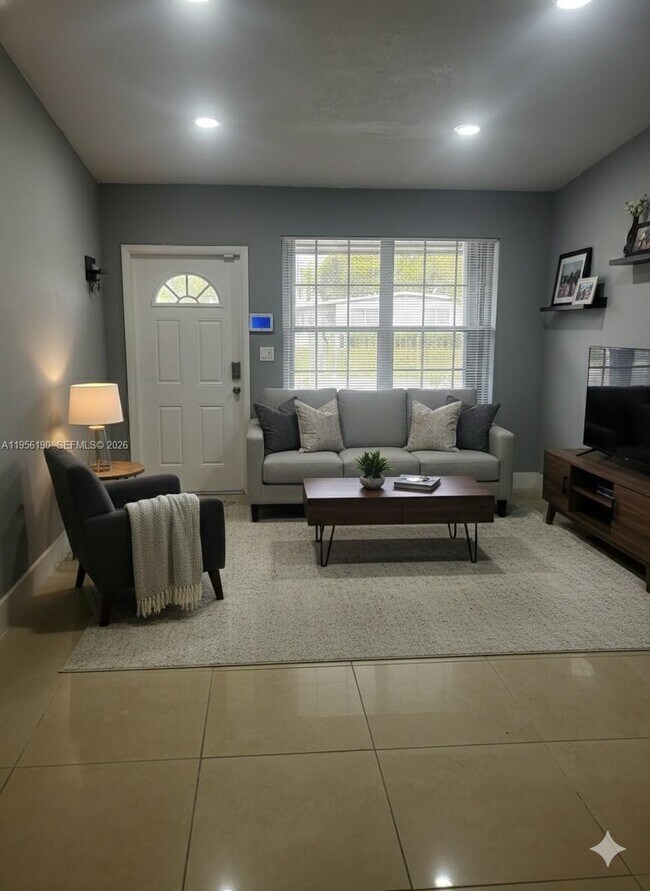 Building Photo - 3720 SW 32 Ave