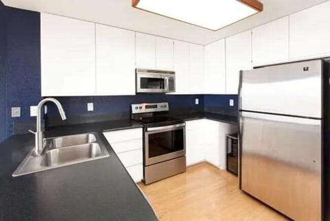 Building Photo - Amazing 2BR/2BA Townhome w/ Parking, In-Un...