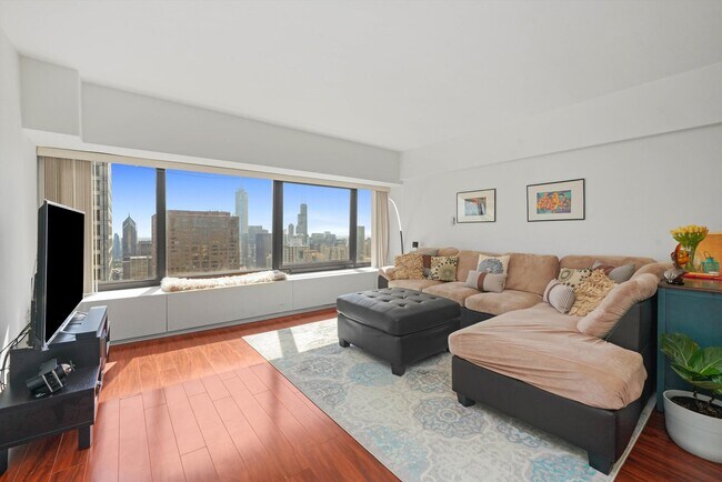 Building Photo - 175 E Delaware Pl