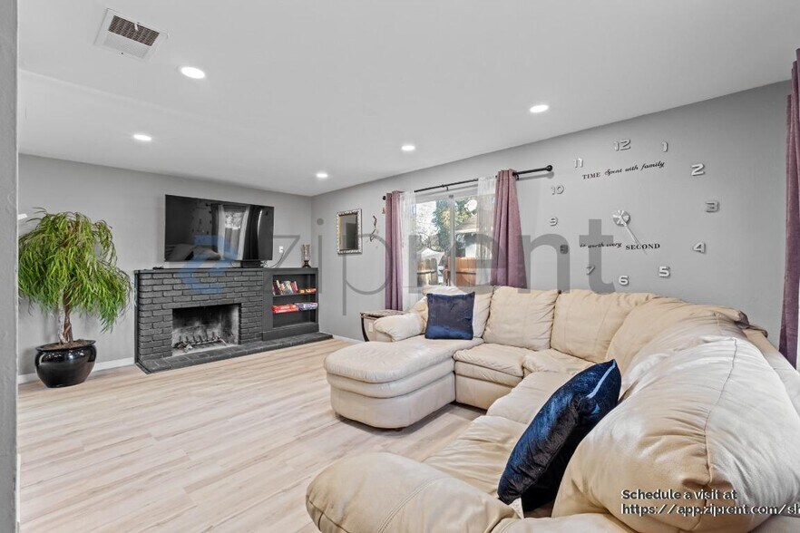 Building Photo - 325 Falcon Dr