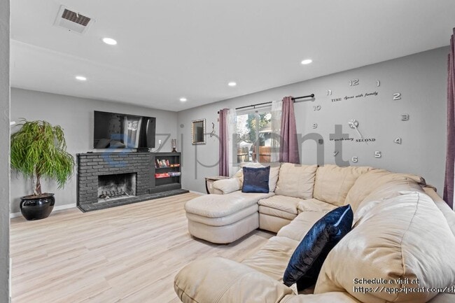 Building Photo - 325 Falcon Dr