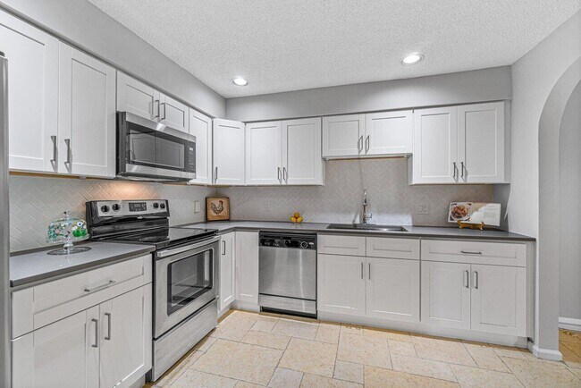 Building Photo - 5540 Coach House Cir