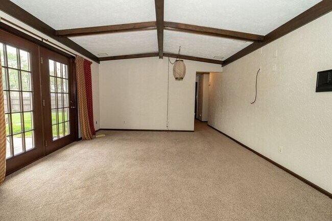 Building Photo - Prairie Lane Estates 3 bedroom ranch with spacious rooms and amenities beyond your imagination