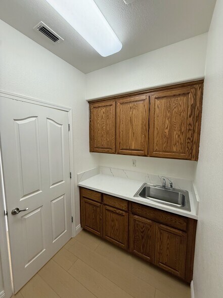 Building Photo - 5424 Knotty Pine Way