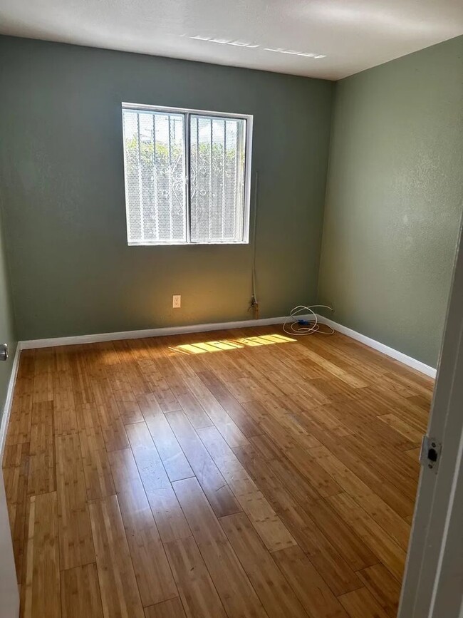 Building Photo - 2 Bedroom 1 Bath Apartment in LA