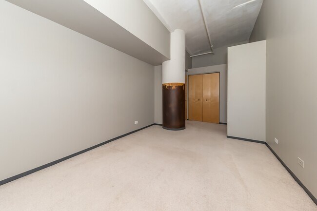 Building Photo - 801 S Wells St