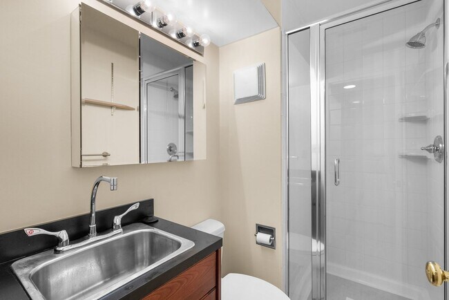 Building Photo - 3 Bed 3.5 Bath - Rockville Townhome - 2 Ca...