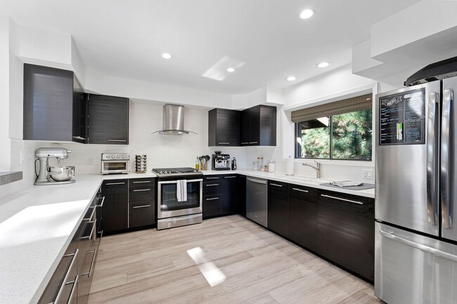 Building Photo - Beautifully Remodeled 3 bed, 3 baths Ski L...