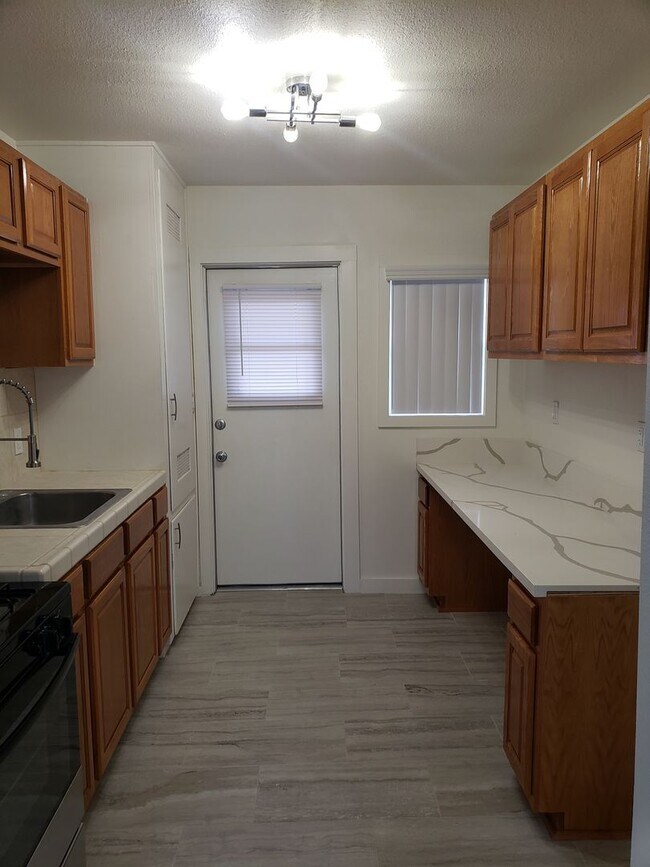 Building Photo - Newly Remodeled 1 Bedroom / Call or text O...