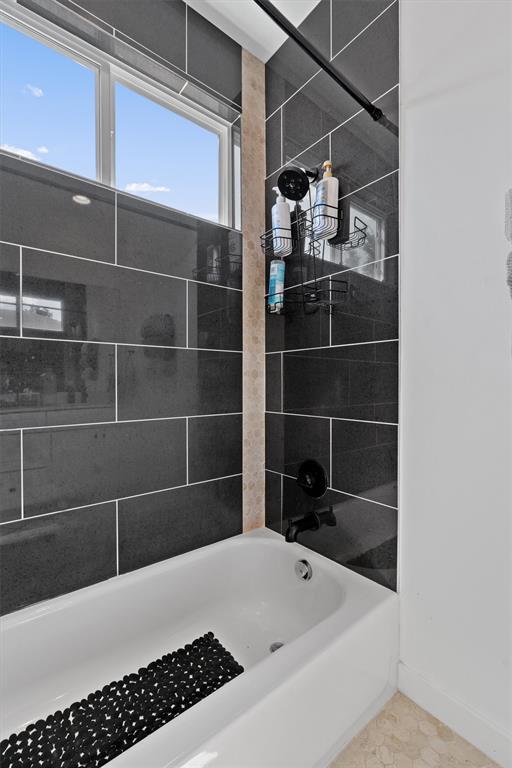 Building Photo - 2411 E 11th St