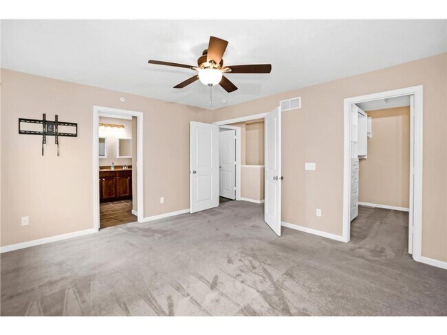 Building Photo - Rare 3 bed 4 bath updated almost 2300 sf townhouse in Woodbury!