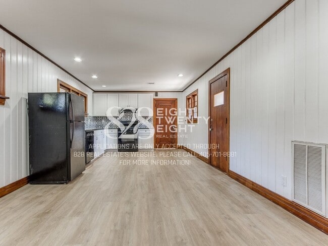 Building Photo - **COMING SOON FOR JUNE 2026 MOVE IN!** 3 BED/2 BATH DUPLEX - CLOSE TO CAMPUS!