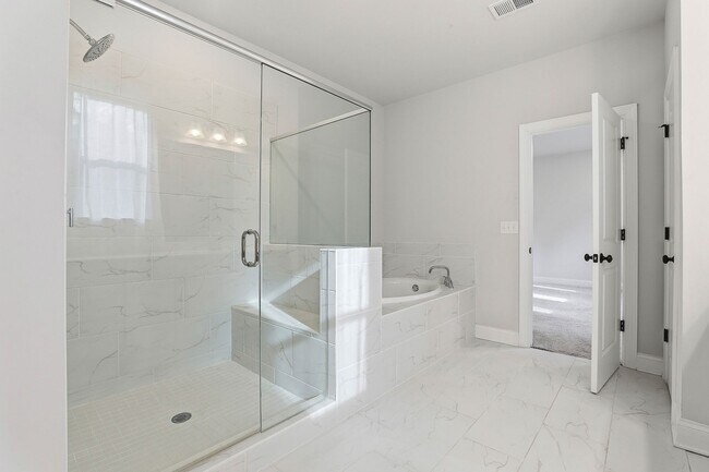 Building Photo - Newer 5BR Home in Peachtree City with Open Layout and Golf Cart Access