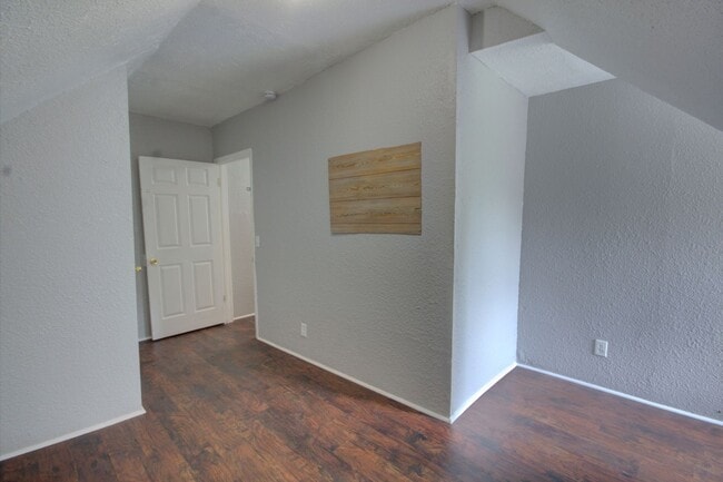 Building Photo - Upper level unit