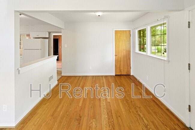 Building Photo - 160 St Benedict Ln