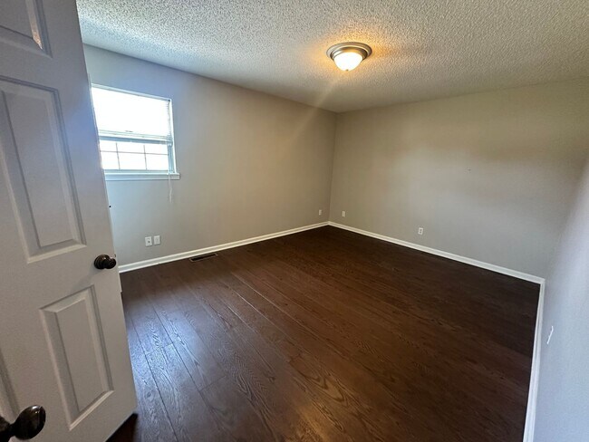 Building Photo - 904 Southwood Dr