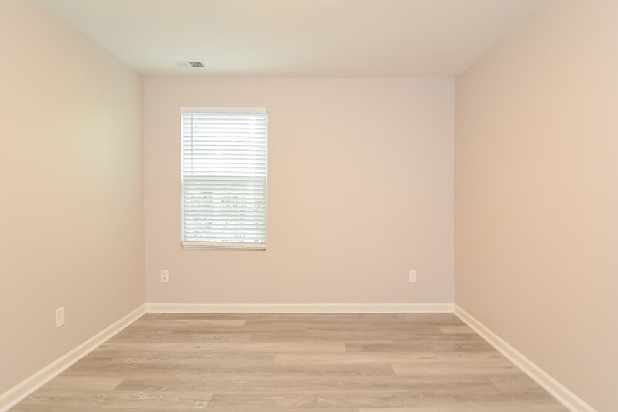 Building Photo - 210 River Hills Dr