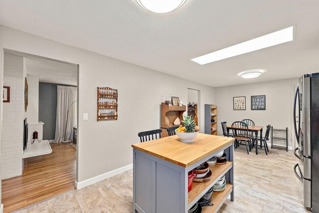 Building Photo - Spacious 4 Bed Lakewood Home w/ 2 Kitchens...