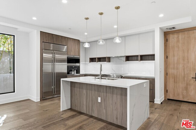 Building Photo - 725 Croft Ave