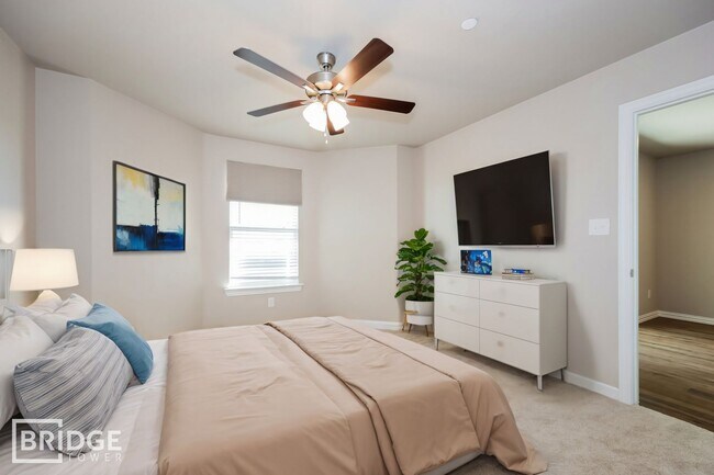 Building Photo - 1008 E Golden Ln