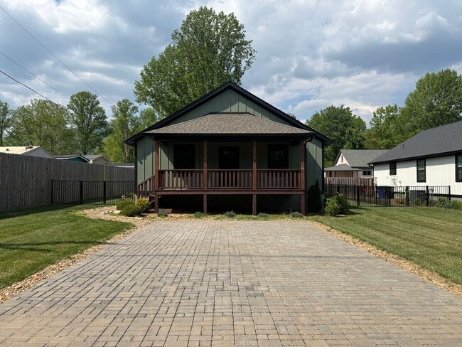 Building Photo - Newer One-Level Home Near Downtown Black Mountain