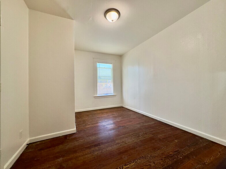 Building Photo - 711 32nd St