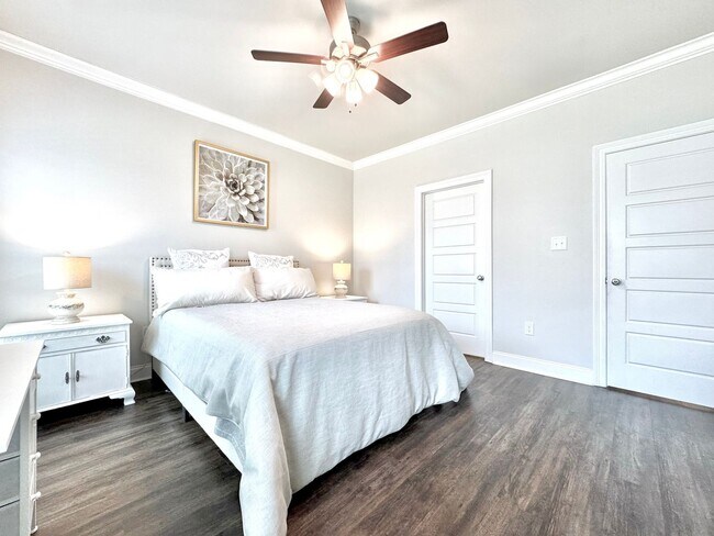 Building Photo - Elegant Townhouse in StoneLake Village – Stylish 3BR/2BA with Garage & Patio