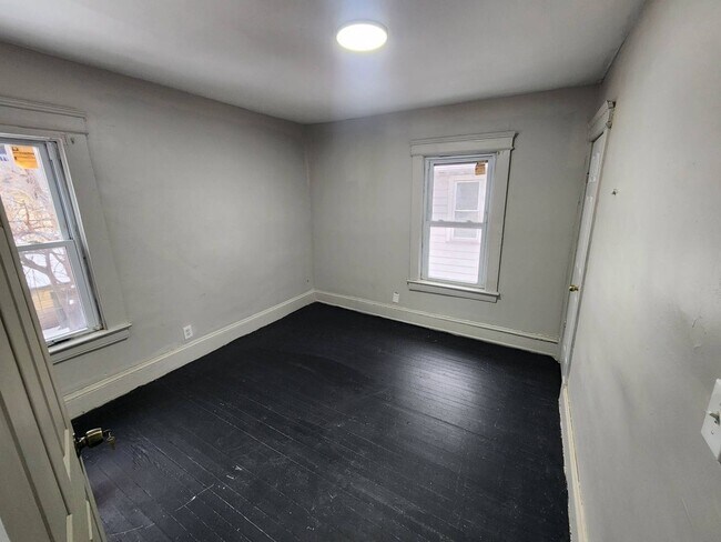 Building Photo - Charming 3-Bedroom Property in Prime Location (Section 8 Vouchers Accepted)