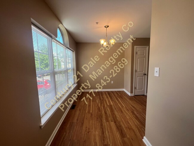 Building Photo - 210 Royal Dr
