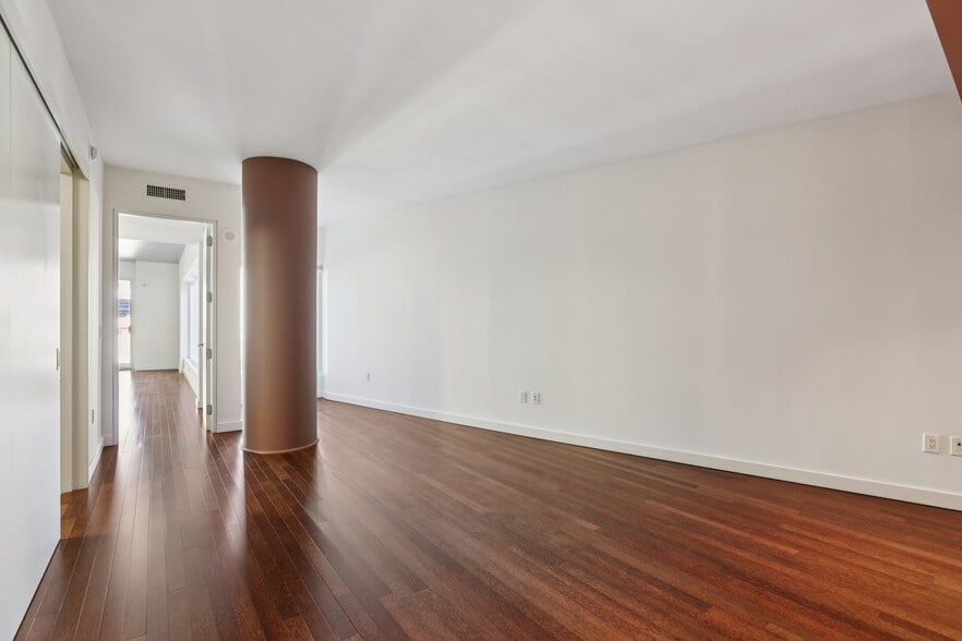 Building Photo - 6250 HOLLYWOOD Blvd