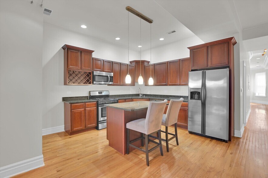 Building Photo - 4856 S Prairie Ave
