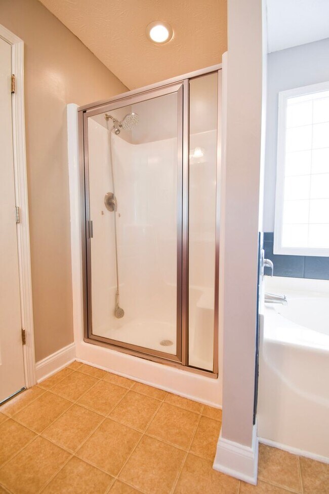 Building Photo - 4 bedroom, 2.5 bathroom Home!