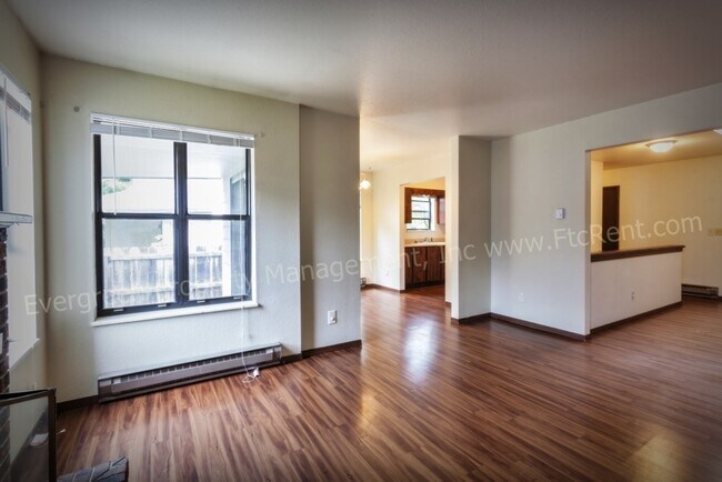Building Photo - 904-906 Camelot Ct.