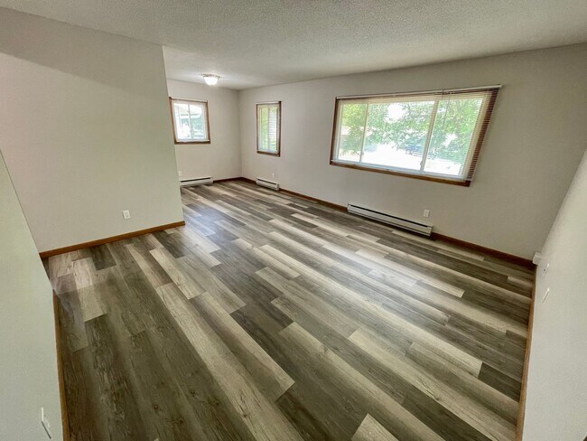 Building Photo - Upper level 2-bed, 1-bath