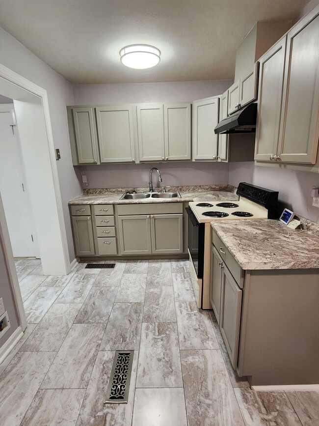 Building Photo - A GEM located close to Ft Benning