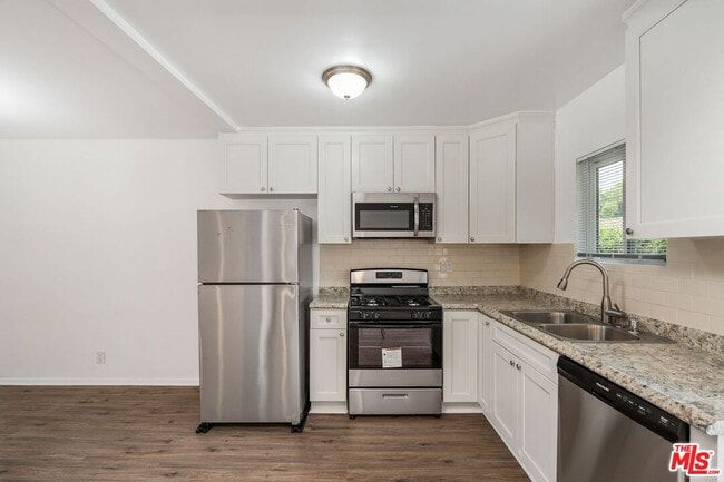 Building Photo - 7550 Fountain Ave