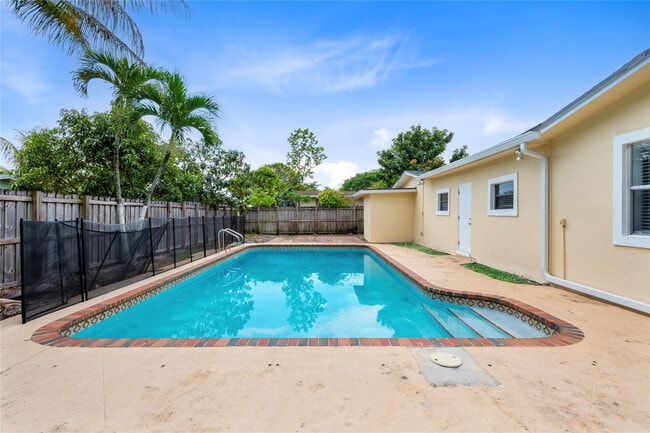 Building Photo - 842 SW 68th Ave