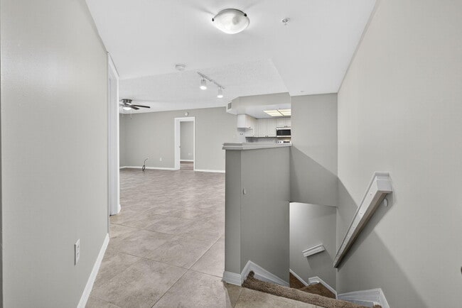 Building Photo - 1100 Crestwood Ct S