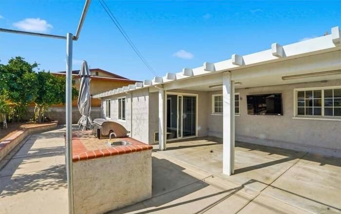 Building Photo - 10380 Hole Ave