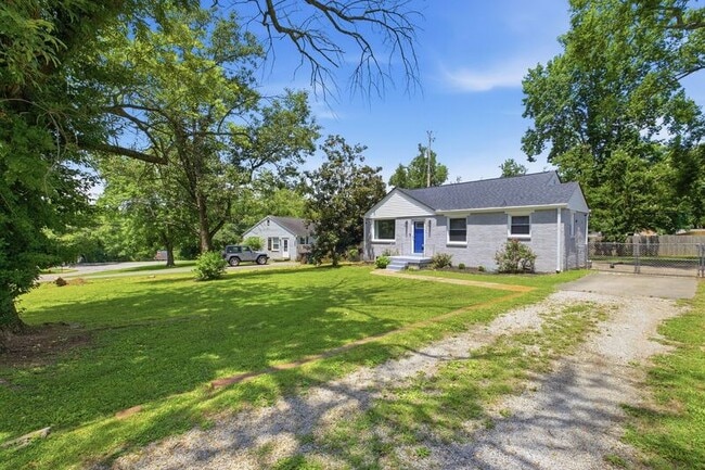 Building Photo - 240 Ridgeway Dr