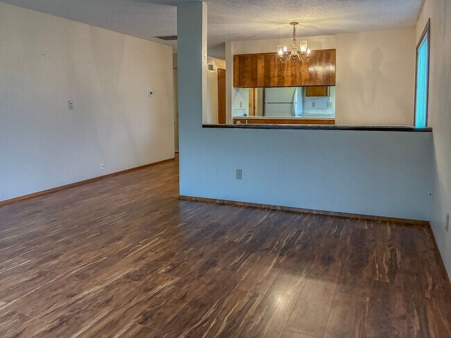 Building Photo - Hillsboro Duplex- 2 Bedroom 1 bathroom with fenced in yard available !