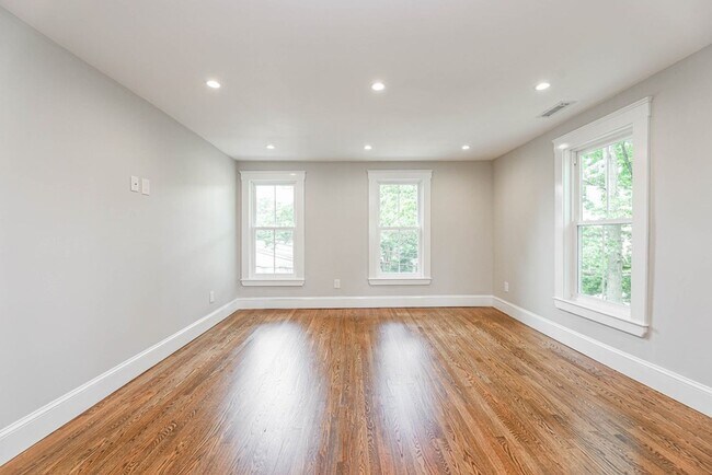 Building Photo - Modern 4bed 3 Bath with 3 parking