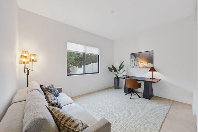 Building Photo - 2201 Florida Blvd